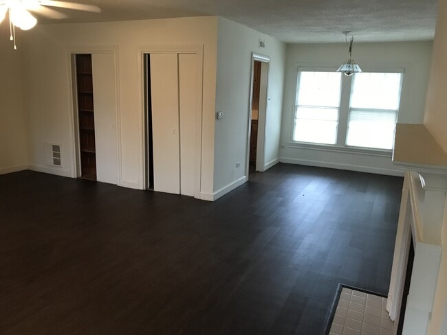 Building Photo - Apartment *UPSTAIRS* LEASING SPECIAL AVAIL...