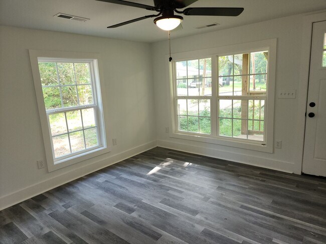 Building Photo - Charming 3/1 in Scottsboro