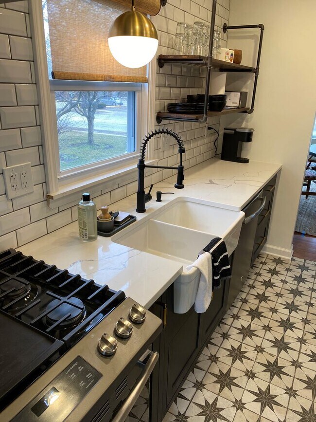 Foto del edificio - Renovated 3-bed, 2-bath home close to scho...