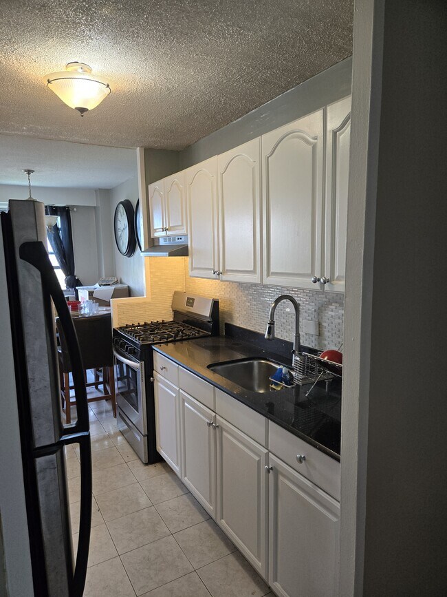 Kitchen - 3410 De Reimer Ave