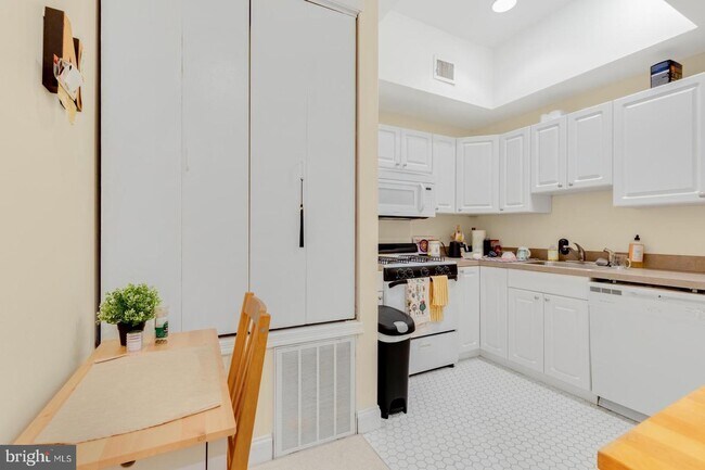 Building Photo - 207 S 24th St