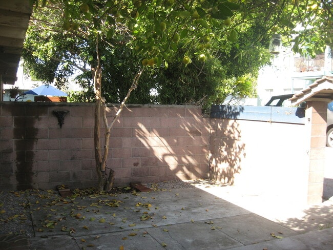 Building Photo - ~ Unique 1-Bedroom bungalow with private front and back patio ~ Great for Pets!!