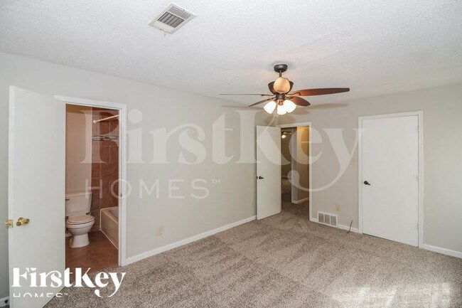 Foto del edificio - 6614 Red Birch Dr