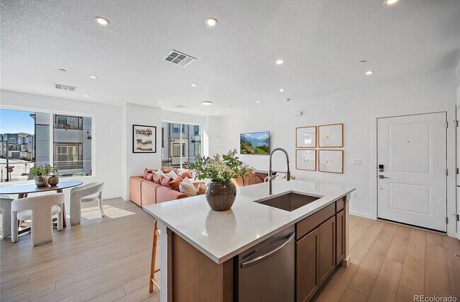 Building Photo - Brilliant 2 Bed 1 Bath Condo in New Lone Tree Community