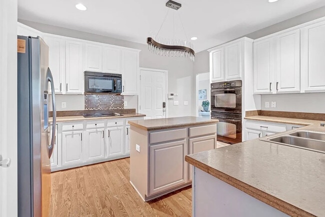 Foto del edificio - Room in House on Stonewood Pines Dr
