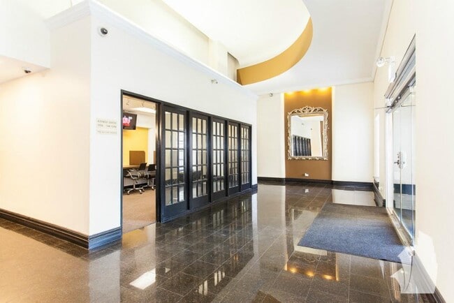 Building Photo - 2755 N Pine Grove Ave