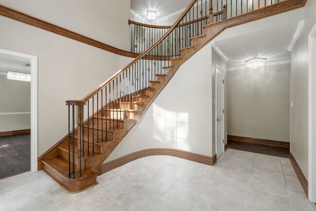 Building Photo - Beautifully Updated Luxury in Silver Chase...
