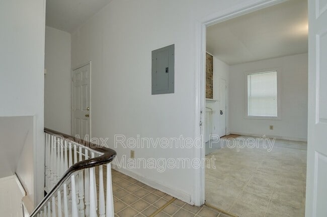 Building Photo - 537 Watkins St