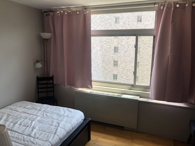 Dormitorio pequeño - 2401 H St NW