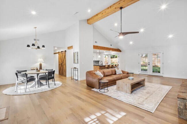 Foto del edificio - 550 N College St