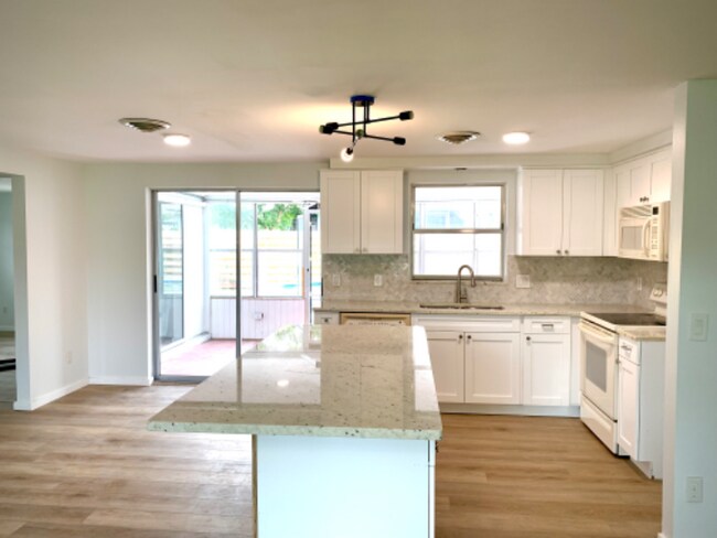 Building Photo - 531 Azure Rd