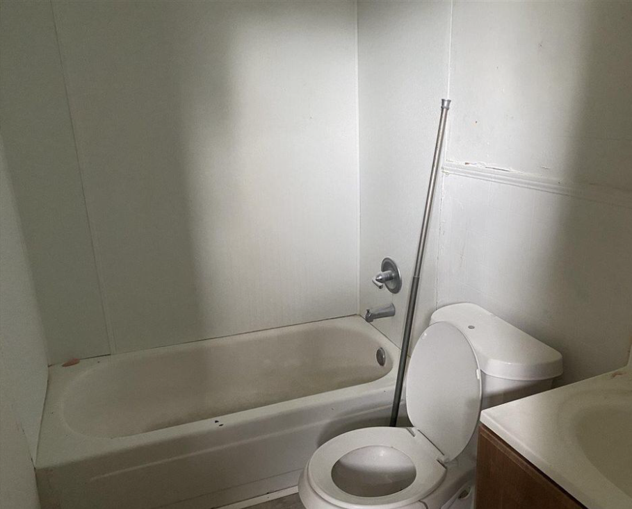 Bath room with tub - 1201 W Gadsden St