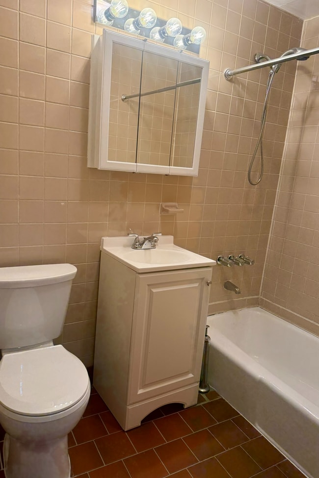 Foto del edificio - 2274 Broadway