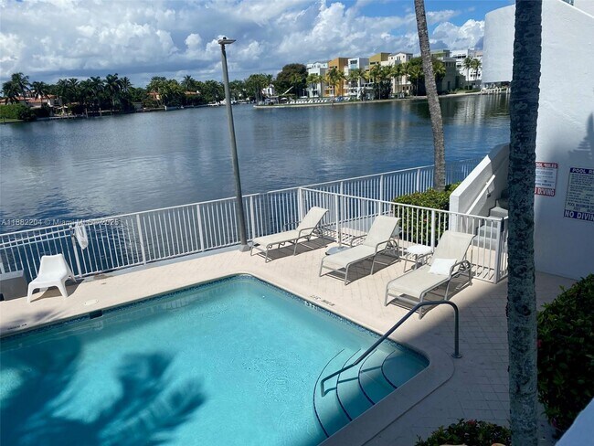 Foto del edificio - 5880 Collins Ave