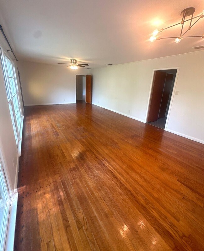 Foto del edificio - 3 Bedroom Cottage On Over Half Acre!