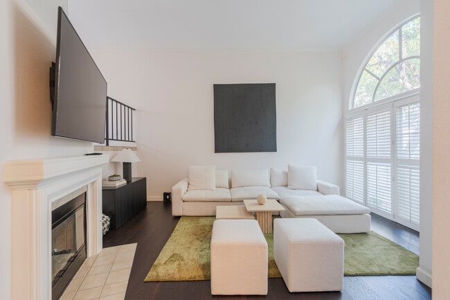 Building Photo - 5455 Sylmar Ave