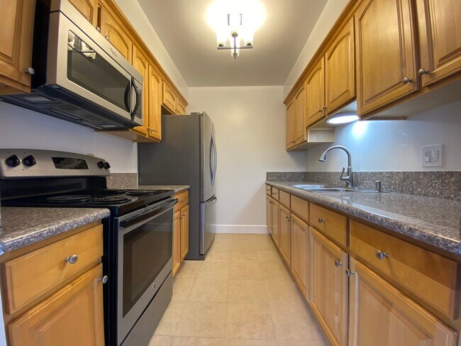 Foto del edificio - 4423 Ambrose Ave