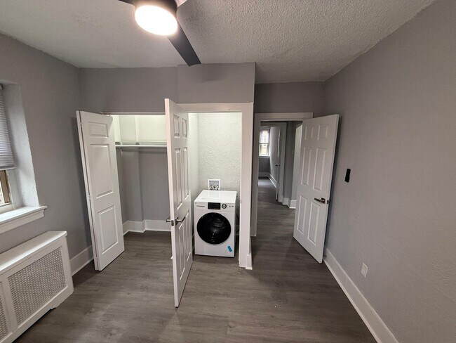 Foto del edificio - 215 W Walnut Ln