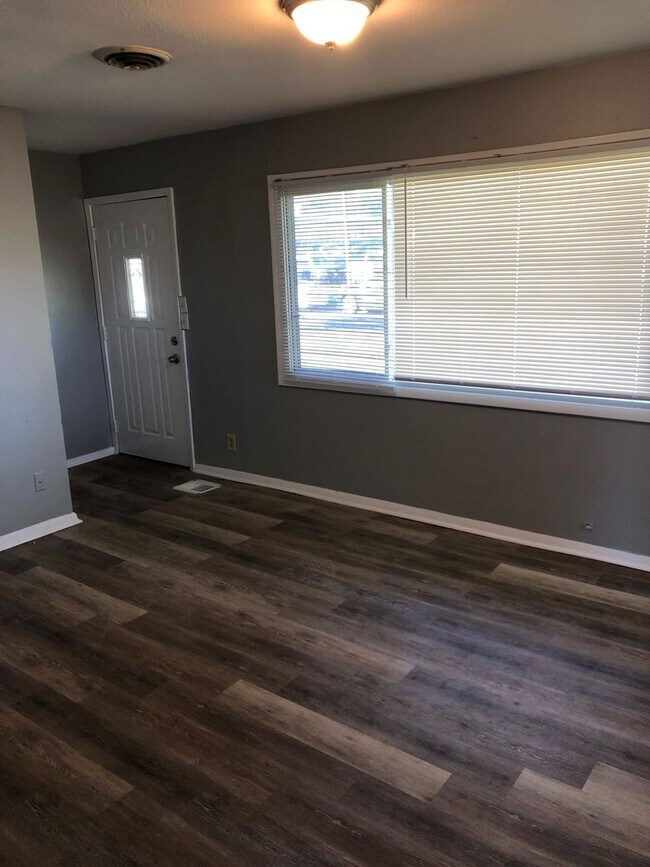 Foto del edificio - Single House 3 Bdr with Fenced yard and Garage AVAILABLE NOW