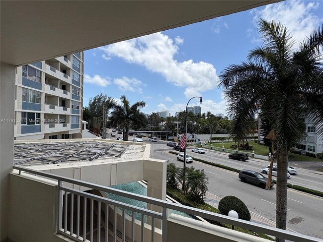 Foto del edificio - 3180 S Ocean Dr