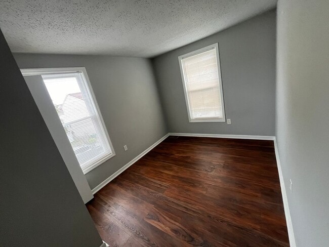 Building Photo - Spacious 3-Bedroom Townhome – Newly Renova...