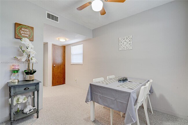 Foto del edificio - 502-504 Phippen Waiters Rd