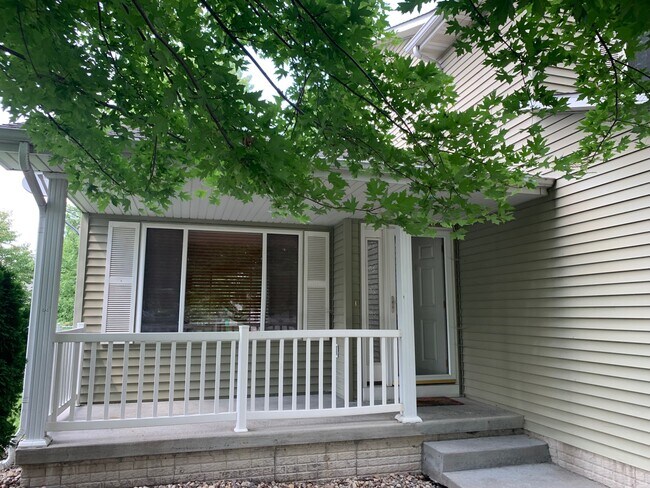 Building Photo - 402 SE Orchid St