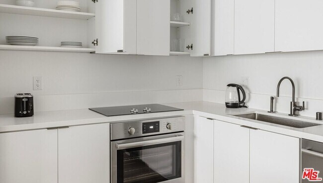 Foto del edificio - 1130 N Orange Dr