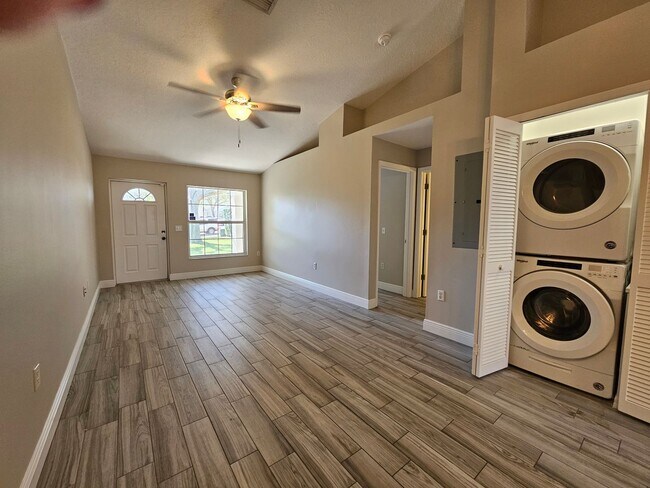 Foto del edificio - Charming 2-Bedroom, 2-Bath Condo with Private End-Unit Location!