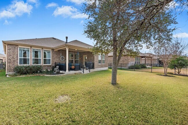 Foto del edificio - 704 Archer Ln