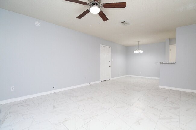 Building Photo - Updated 2BR/2BA 1st-Floor Condo – Convenie...