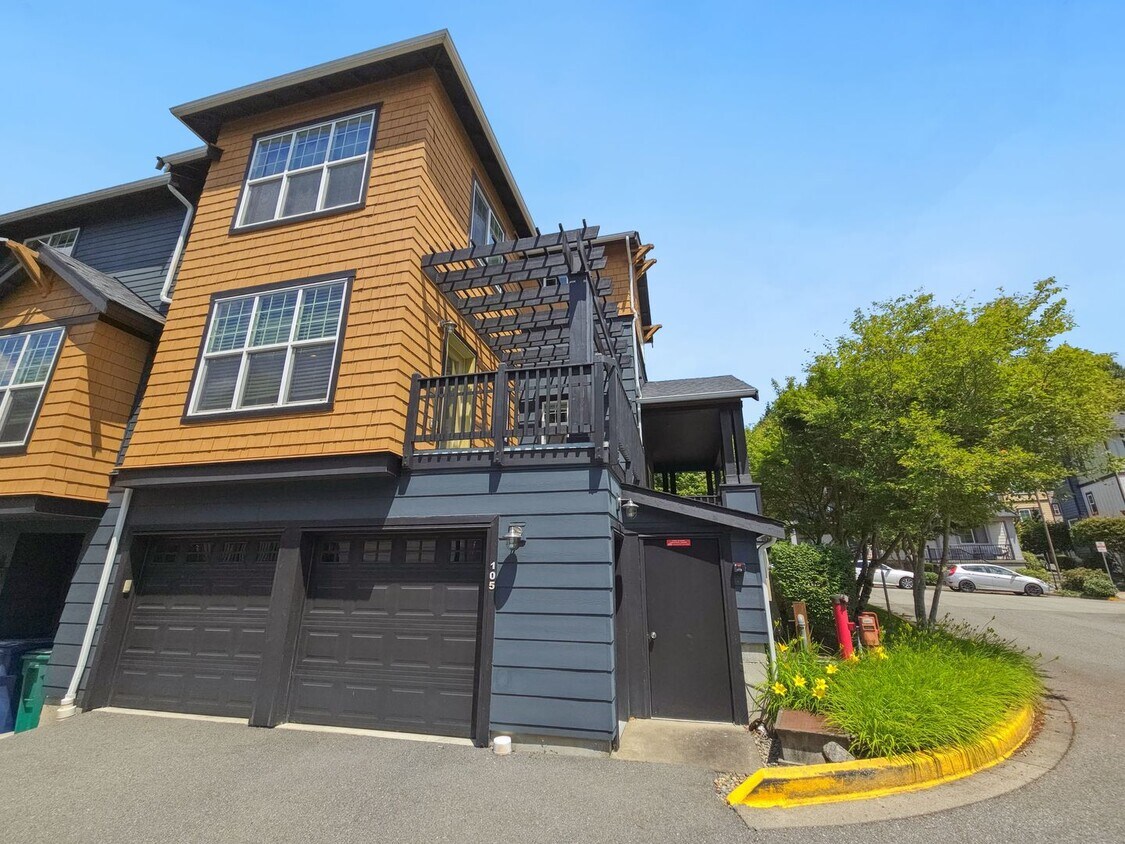 Primary Photo - Spacious 3BR/3.5BA Townhome in Desirable E...