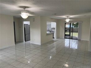 Building Photo - 160 SE Lakehurst Dr