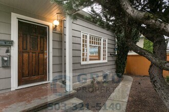 Building Photo - 4124 SE Caruthers St