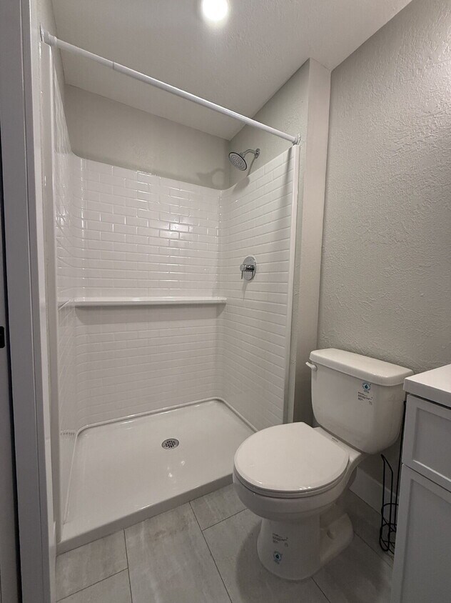 Foto principal - Bend: $2240 Charming 3 Bed 2 Bath Bungalow...