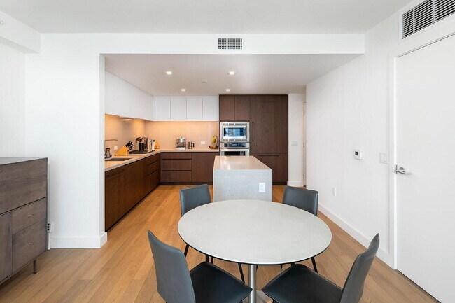 Building Photo - "Stunning 2-Bed, 2-Bath Urban Retreat with 1161 Sq Ft of Comfort in Downtown San Diego!"