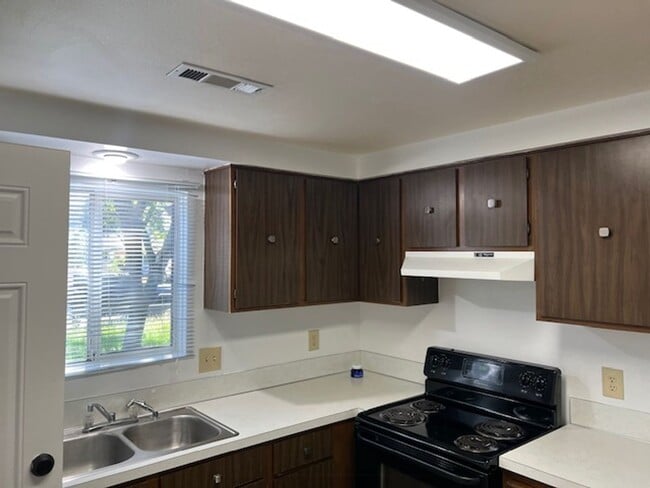 Building Photo - 3 BEDROOM SINGLE LEVEL HOME W/ GARAGE