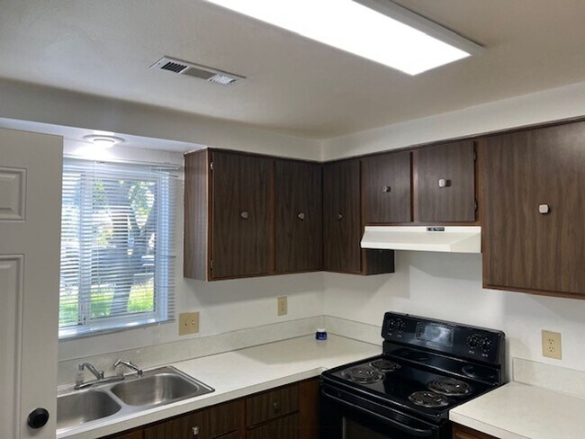 Foto del edificio - 3 BEDROOM SINGLE LEVEL HOME W/ GARAGE