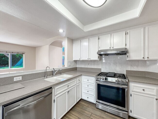 Foto del edificio - Bright & Spacious 4B/3BA Scripps Ranch Home - New AC, Hardwood Floors, Backyard!