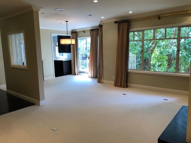 Foto del edificio - The Lombardia - Elegant 2 Bedroom/2 Bath w/2 Car Parking, Deck, Patio, & Large Storage   AMSI/Mau...