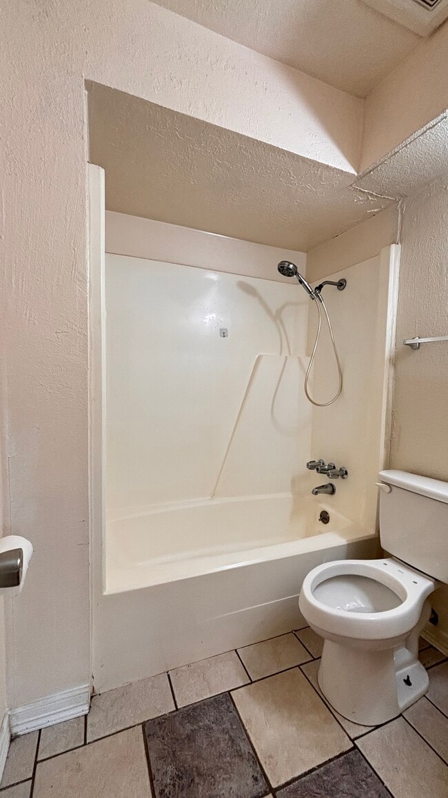 Building Photo - 1114 Un Vly Dr
