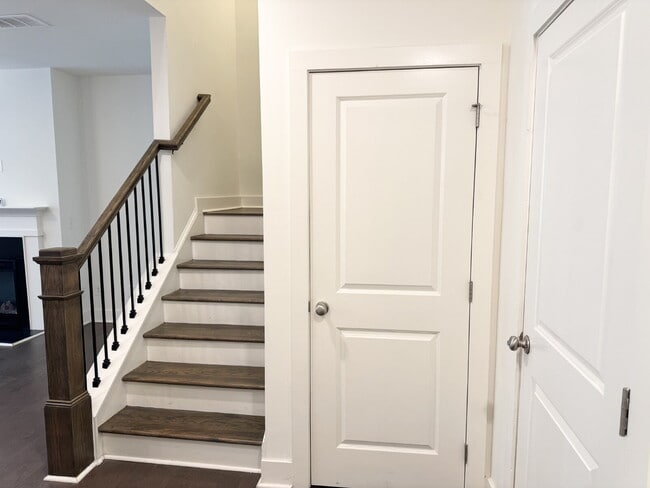 Foto del edificio - Stylish 3BR Townhome with Private Yard & T...