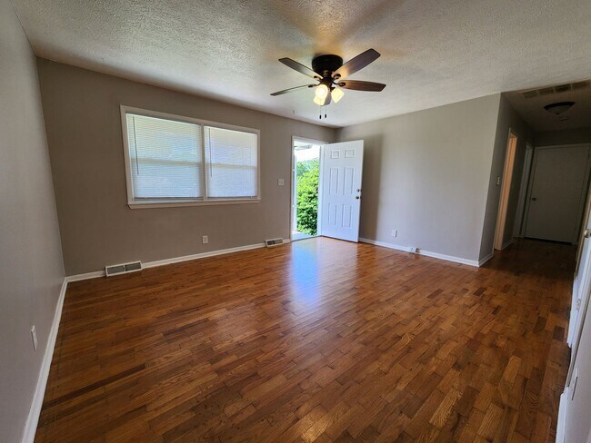 Foto del edificio - Spacious 3-Bedroom, 1-Bathroom Home AVAILABLE NOW!!
