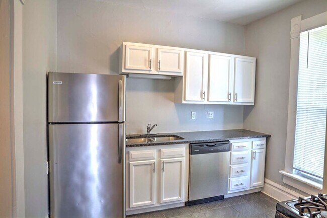 Building Photo - 246 1/2 W 5th Ave