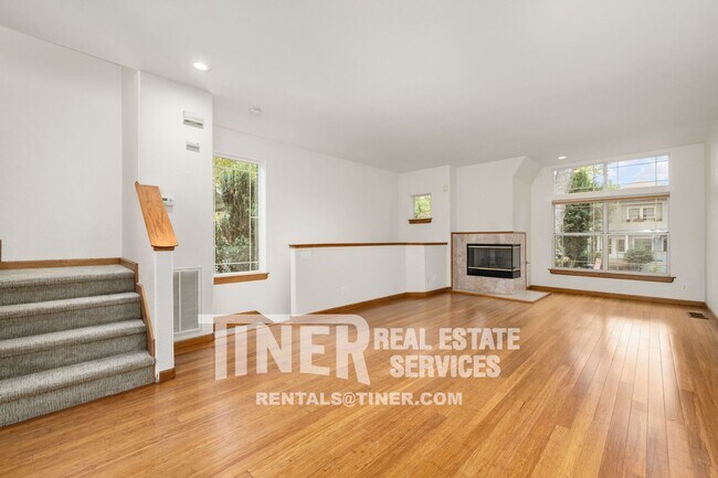 Building Photo - 2 Bedroom Modern Townhome in the Heart of ...