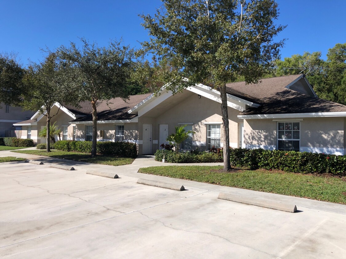 Front of building - 4630 SE Summerland Plz