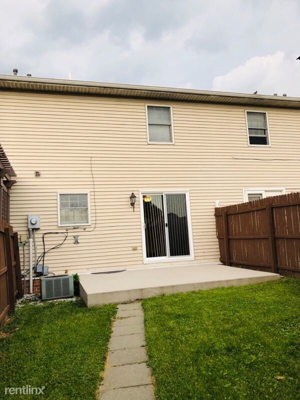 Building Photo - 3 br, 1.5 bath Townhome - 203 Georgetown Cir