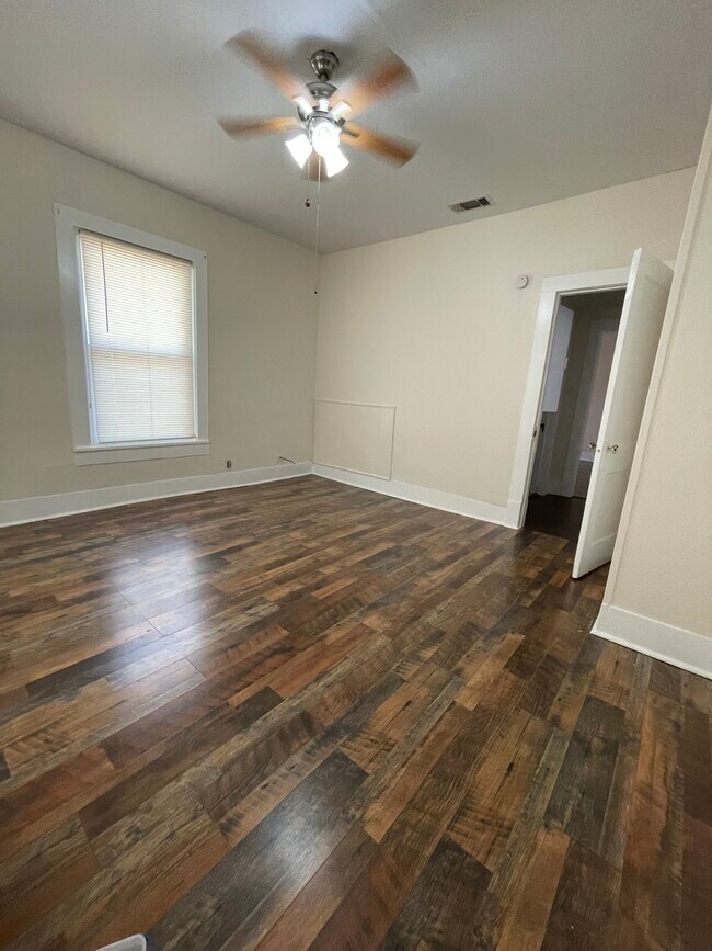 Foto del edificio - 1316 W Main St