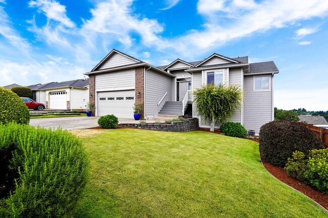 Foto del edificio - Spacious 4 bed, 3 bath home with sprawling...