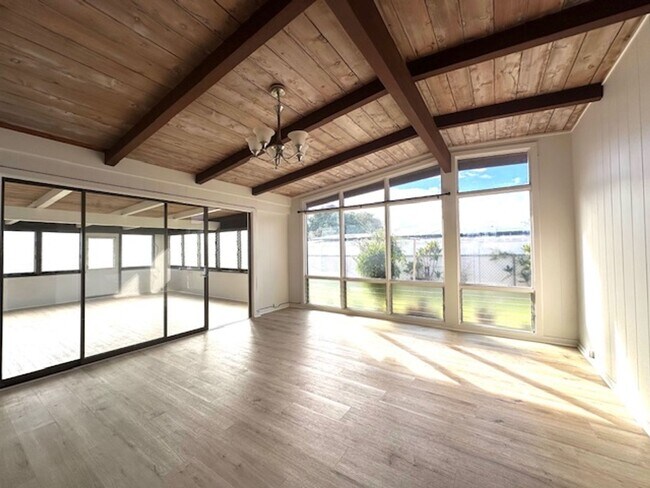 Building Photo - 3 Bedroom, 1.5 Bathroom House